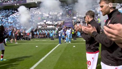 相互尊重！雷克瑟姆赛前列队，祝贺考文垂夺冠升入英超